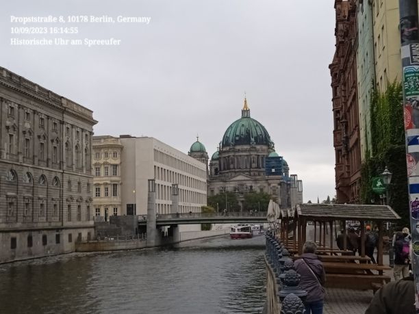 Historische Uhr am Spreeufer